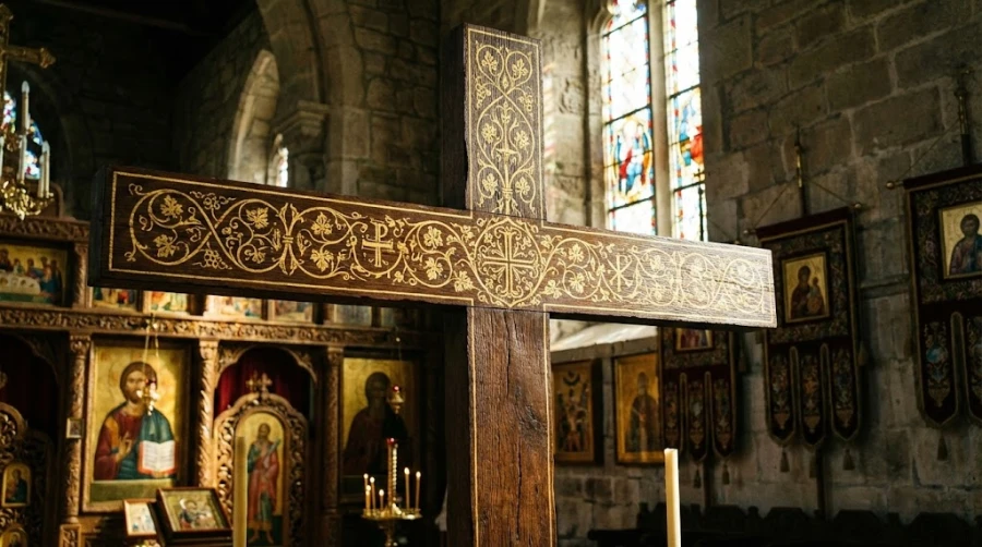 temnyy-krest-s-zolocheniem